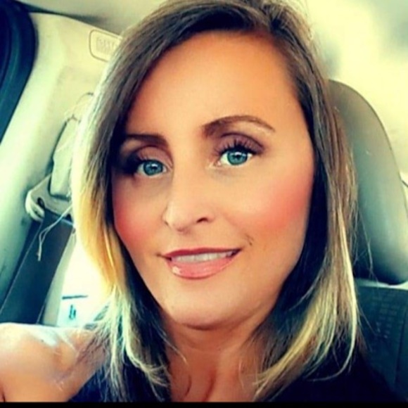 Meet your Posher, Hilary - Picture 1 of 1